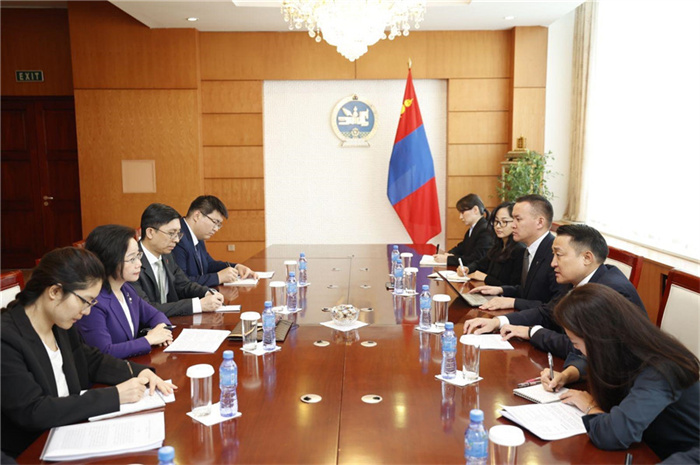 10月31日，中國駐蒙古國大使沈敏娟到任拜會(huì)蒙政府辦公廳主任兼蒙古人民黨總書記阿瑪爾巴伊斯格楞。中國駐蒙古使館供圖