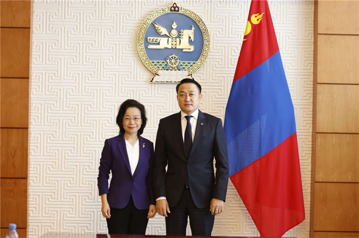 10月31日，中國駐蒙古國大使沈敏娟到任拜會(huì)蒙政府辦公廳主任兼蒙古人民黨總書記阿瑪爾巴伊斯格楞（右）。中國駐蒙古使館供圖