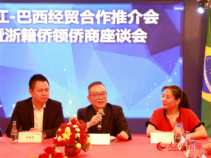 浙江海外聯(lián)誼會(huì)常務(wù)副會(huì)長(zhǎng)徐旭（中）和與會(huì)僑領(lǐng)僑商座談。人民網(wǎng)記者 陳海琪攝