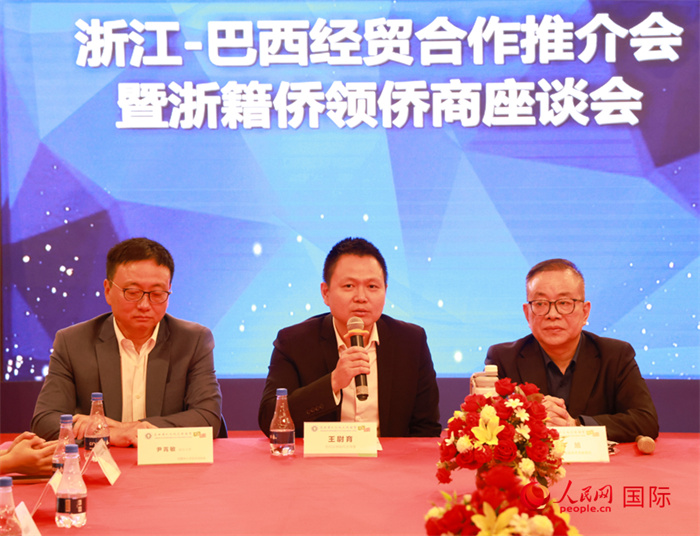 中國(guó)駐里約代總領(lǐng)事王尉育（中）在活動(dòng)中致辭。人民網(wǎng)記者 陳海琪攝