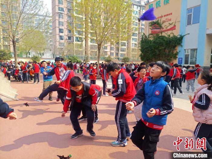 資料圖：小學(xué)生在大課間踢毽子。黃建 攝