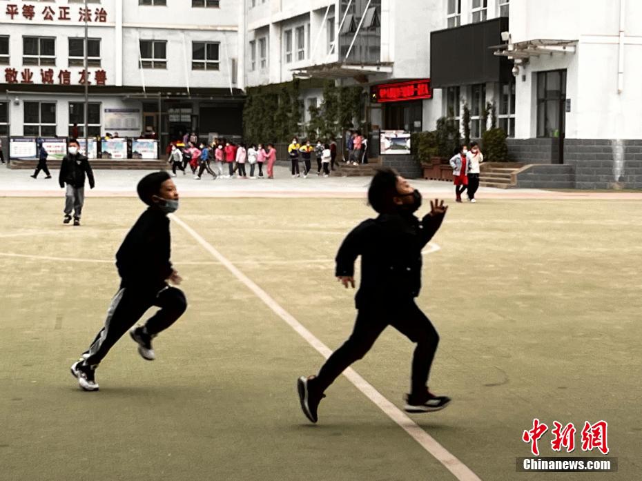 資料圖：學(xué)生們在課間玩耍。