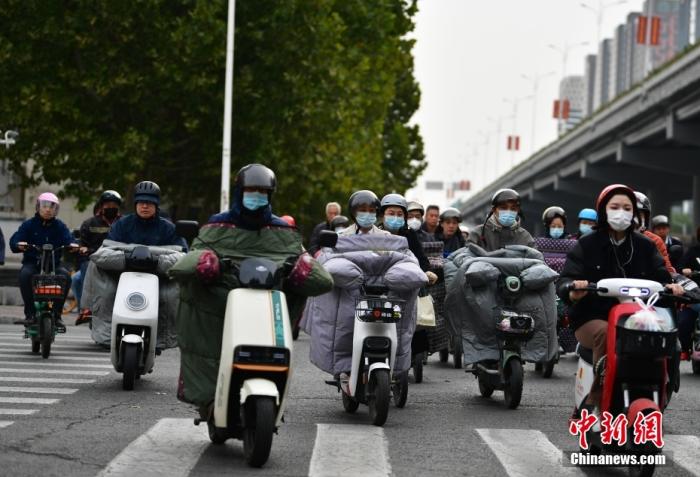 11月3日，河北石家莊迎降溫天氣，市民“捂”裝出行。 <a target='_blank' href='/'><p  align=