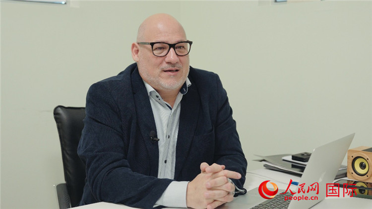 烏拉圭《共和國報》總編輯胡安·布蘭卡接受人民網(wǎng)專訪。人民網(wǎng)記者 張若涵攝