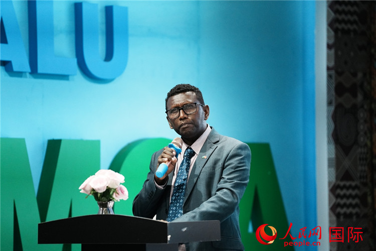 所羅門群島總理代表吉姆森·菲奧·塔南噶達(dá)發(fā)表致辭。人民網(wǎng) 彭昱凱攝