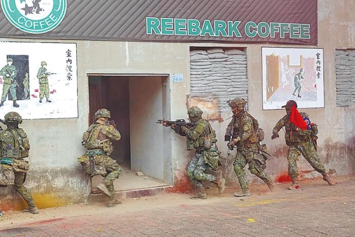 圖為2022年臺(tái)陸軍步訓(xùn)部學(xué)員模擬城鎮(zhèn)戰(zhàn)。圖片來源：臺(tái)灣《中國時(shí)報(bào)》。