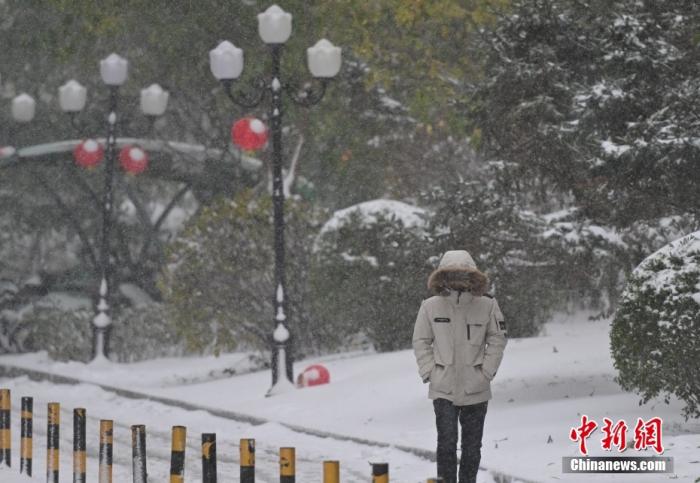 圖為市民在雪中出行。 <a target='_blank' href='/' ><p  align=