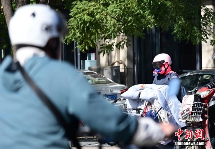 石家莊街頭，市民紛紛穿上厚厚的外套“捂”裝前行。 <a target='_blank' href='/'><p  align=