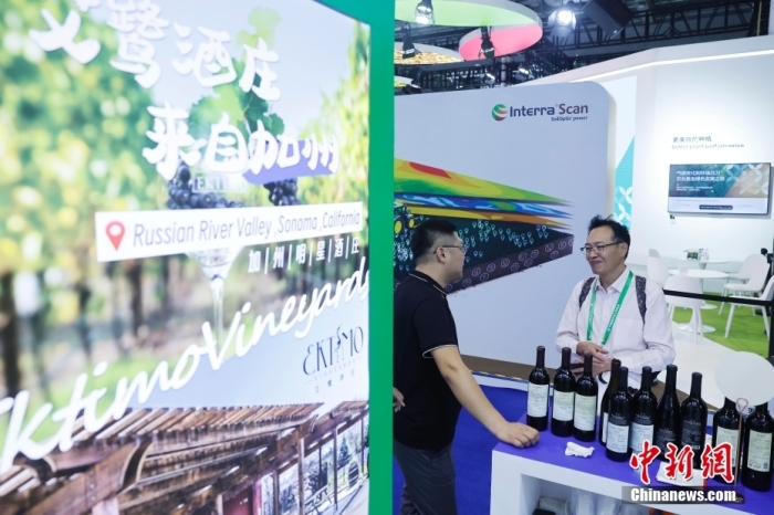 11月6日，參觀者與展臺(tái)工作人員交流。當(dāng)日，第六屆中國國際進(jìn)口博覽會(huì)在國家會(huì)展中心(上海)舉行。據(jù)上海美國商會(huì)官網(wǎng)消息，為進(jìn)一步加強(qiáng)中美經(jīng)貿(mào)聯(lián)系，上海美國商會(huì)與美國農(nóng)業(yè)部合作參展2023年第六屆中國國際進(jìn)口博覽會(huì)。今年是美國政府首次設(shè)立官方展館。<a target='_blank' href='/'><p  align=