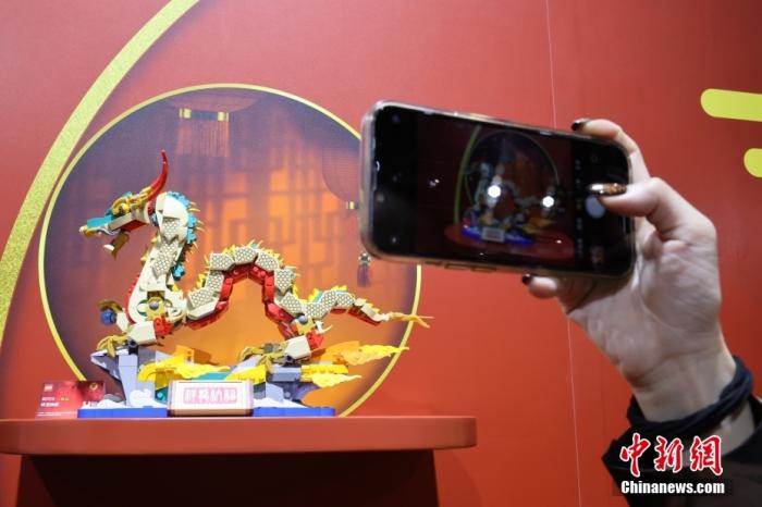 第六屆中國國際進(jìn)口博覽會(huì)舉行，消費(fèi)品展區(qū)展出以生肖龍為題材的中國元素產(chǎn)品。<a target='_blank' href='/'><p  align=