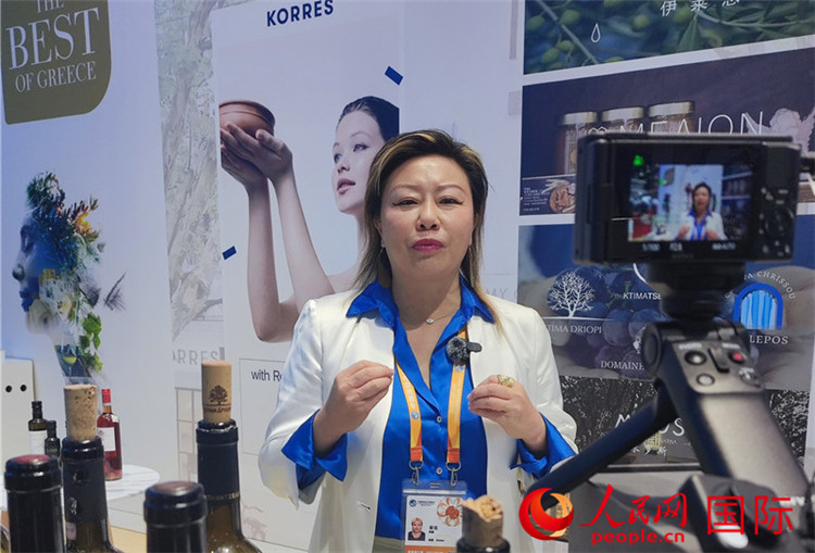 希華集團(tuán)聯(lián)合創(chuàng)始人兼總裁索菲亞女士接受采訪。人民網(wǎng) 殷韜攝
