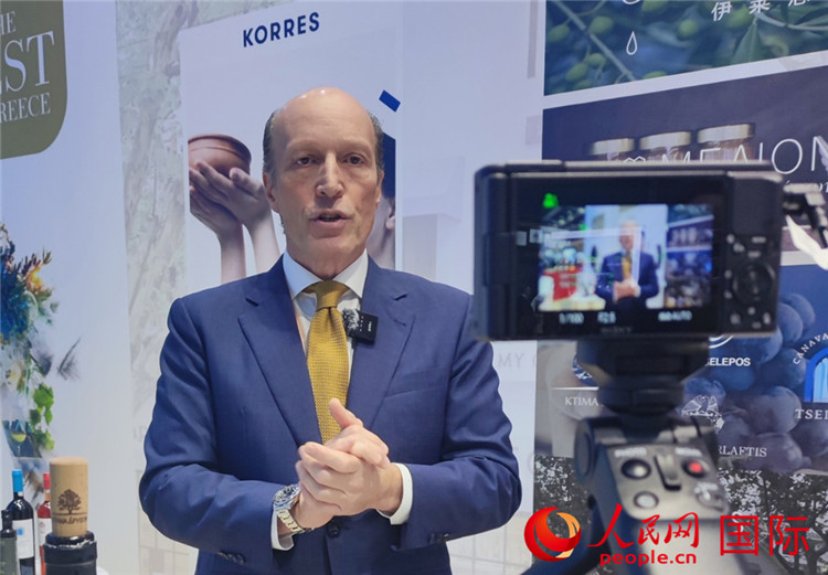 希華集團(tuán)創(chuàng)始人兼首席執(zhí)行官甘德密先生接受采訪。人民網(wǎng) 殷韜攝