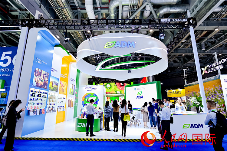美國(guó)農(nóng)產(chǎn)品加工和貿(mào)易企業(yè)ADM在進(jìn)博會(huì)的展臺(tái)。人民網(wǎng)記者 趙益普攝