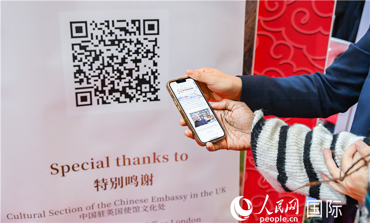 觀眾掃碼《我們的中國故事》系列視頻。人民網(wǎng) 郭錦標攝