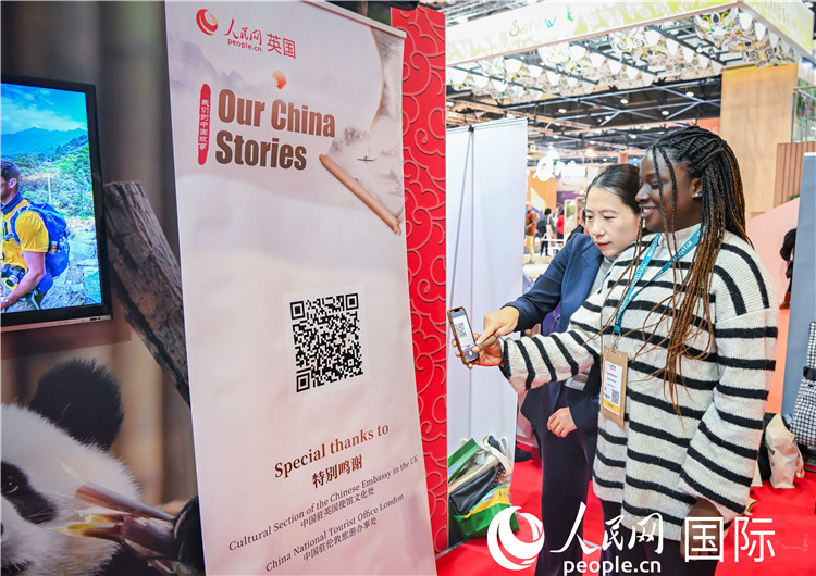 觀眾掃碼《我們的中國故事》系列視頻。人民網(wǎng) 郭錦標攝