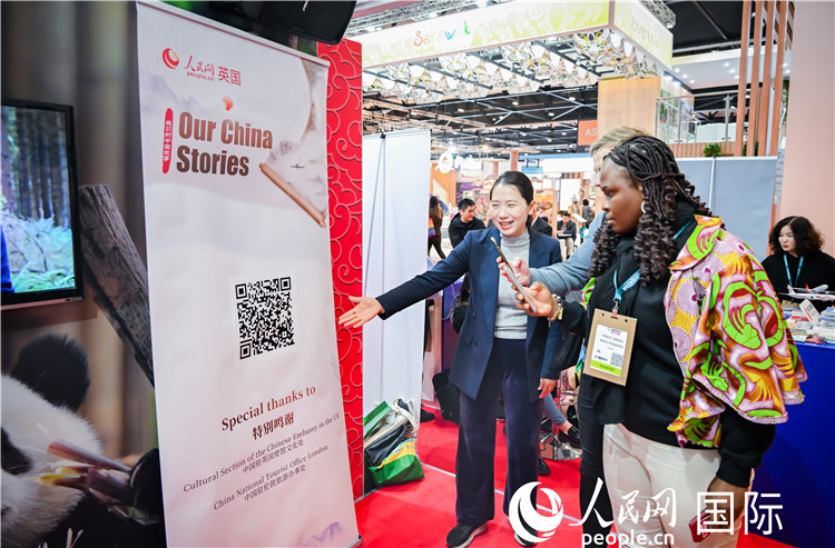 觀眾掃碼《我們的中國故事》系列視頻。人民網(wǎng) 郭錦標攝