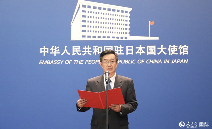 中國(guó)駐日本大使館教育處公使銜參贊杜柯偉宣讀獲獎(jiǎng)人員名單。人民網(wǎng) 許可攝