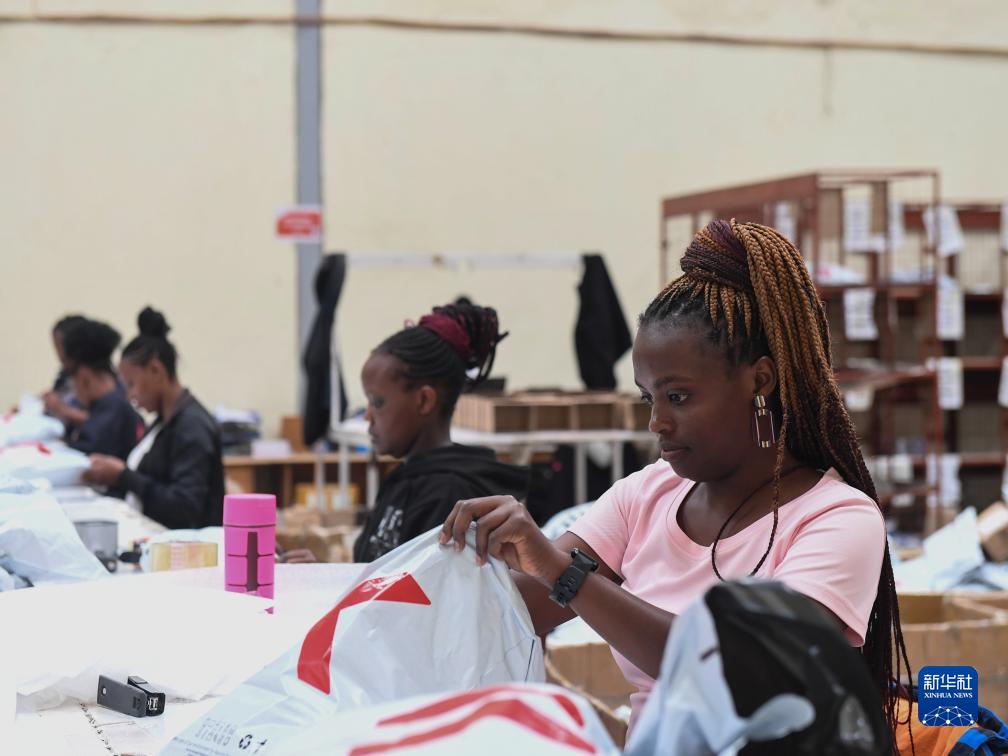 11月10日，在肯尼亞姆洛隆戈，Kilimall員工在倉(cāng)庫(kù)內(nèi)包裝商品。新華社記者 李亞輝 攝