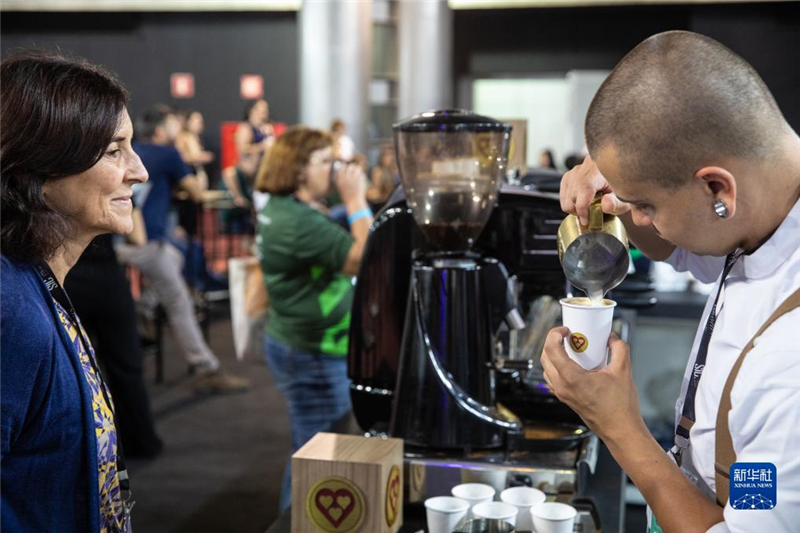 11月9日，咖啡師在巴西貝洛奧里藏特舉行的咖啡周上為參觀者制作咖啡。新華社記者 王天聰 攝