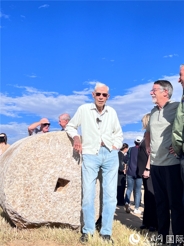 103歲的飛虎隊(duì)老兵哈里·莫耶在云南昆明呈貢機(jī)場(chǎng)舊址的石碾前留影。人民網(wǎng) 趙瞳攝