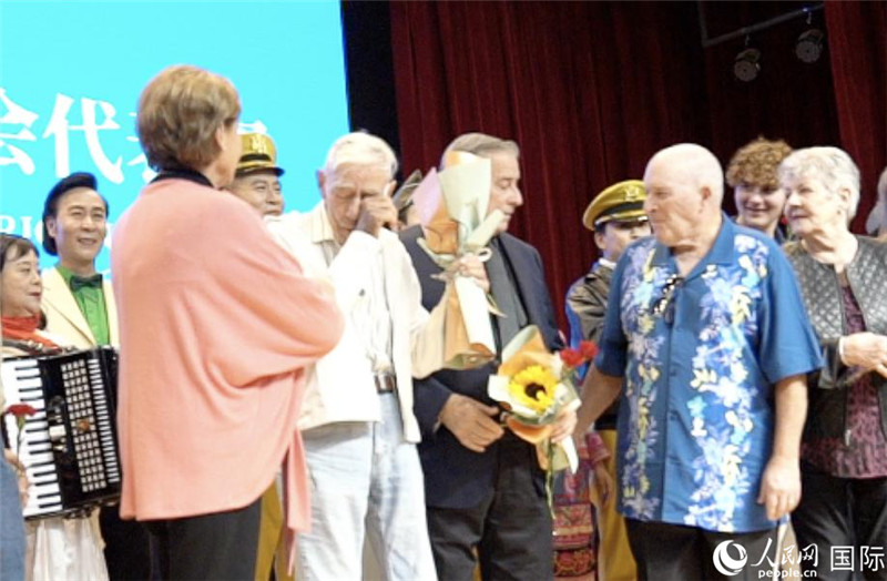 哈里·莫耶和代表團(tuán)其他成員訪問(wèn)昆明外國(guó)語(yǔ)學(xué)校，觀看講述飛虎隊(duì)開(kāi)辟駝峰航線故事的音樂(lè)劇《翠堤長(zhǎng)虹》，并與學(xué)校師生合唱《友誼地久天長(zhǎng)》。人民網(wǎng) 趙瞳攝