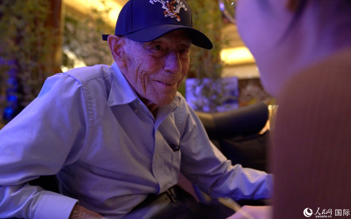 飛虎隊(duì)老兵哈里·莫耶接受人民網(wǎng)專訪。 人民網(wǎng) 張文捷攝