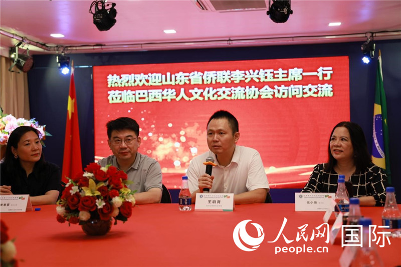 中國駐里約熱內(nèi)盧副總領(lǐng)事王尉育（右二）發(fā)表致辭。人民網(wǎng)記者宋亦然攝