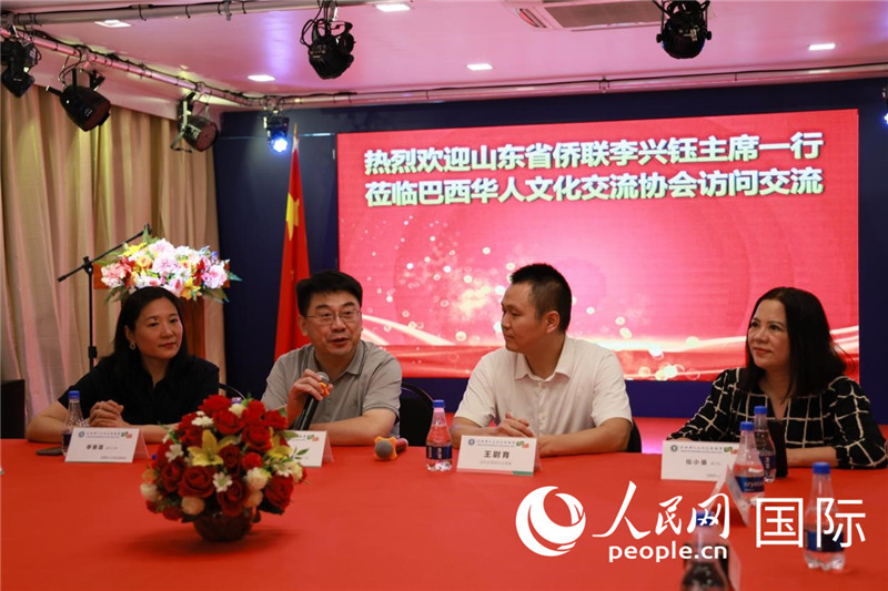 山東省僑聯(lián)主席李興鈺（左二）和與會(huì)僑領(lǐng)座談。人民網(wǎng)記者宋亦然攝