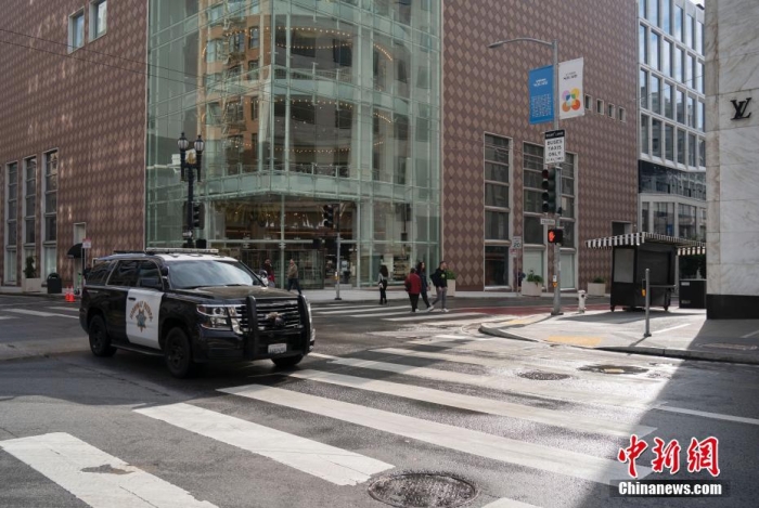 當(dāng)?shù)貢r(shí)間11月13日，美國加州舊金山聯(lián)合廣場(chǎng)周邊剛剛被沖洗過的街道較往常更為整潔。<a target='_blank' href='/'><p  align=