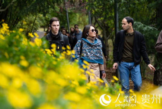 歐亞國(guó)家媒體記者走進(jìn)觀山湖公園。人民網(wǎng) 陽(yáng)茜攝