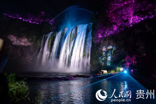 光影中的黃果樹(shù)大瀑布。人民網(wǎng) 陽(yáng)茜攝