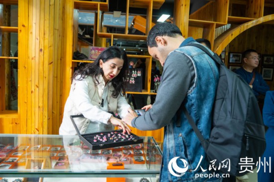 歐亞國(guó)家記者拍攝記錄黔東南州施洞鎮(zhèn)民族手工藝品。人民網(wǎng) 陽(yáng)茜攝