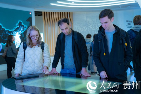 在國(guó)家大數(shù)據(jù)（貴州）綜合試驗(yàn)區(qū)交流體驗(yàn)中心，歐亞國(guó)家記者體驗(yàn)貴州大數(shù)據(jù)應(yīng)用場(chǎng)景。人民網(wǎng) 陽(yáng)茜攝