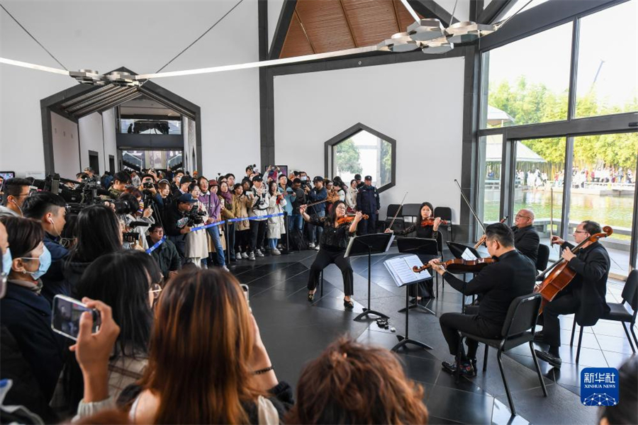 11月16日，費城交響樂團(tuán)的演奏家們在蘇州博物館大廳內(nèi)演奏。新華社記者 李博 攝
