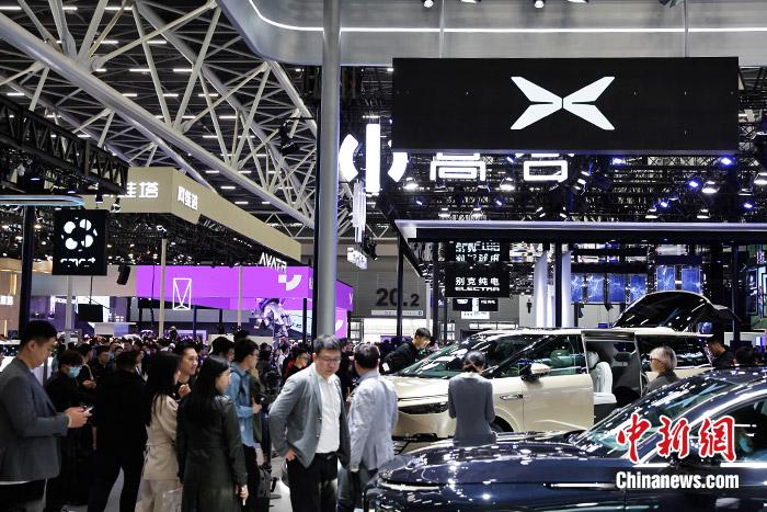 11月17日，廣州車展展館人流如織。中新財經(jīng)記者 葛成 攝