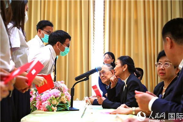 圖為獎助學金頒發(fā)現(xiàn)場。人民網(wǎng)記者 白元琪攝