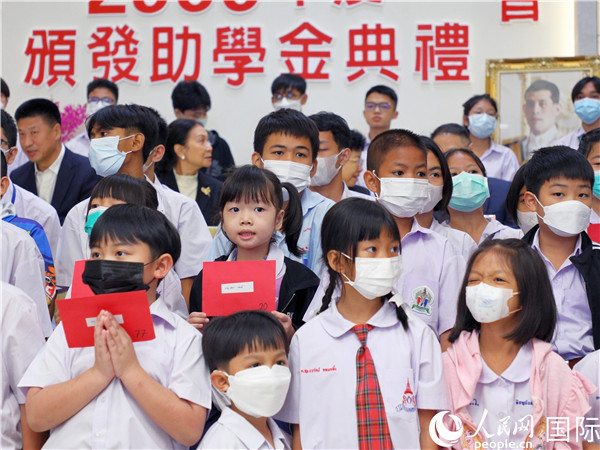 圖為出席嘉賓和現(xiàn)場獲獎學生合影留念。人民網(wǎng)記者 白元琪攝