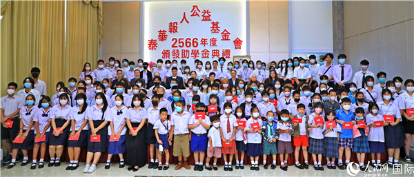 圖為出席嘉賓和現(xiàn)場獲獎學生合影留念。人民網(wǎng)記者 白元琪攝