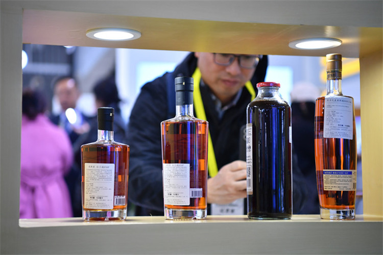 11月16日，觀眾在第七屆絲博會(huì)上參觀阿塞拜疆展位上的酒水產(chǎn)品。新華社記者 邵瑞 攝