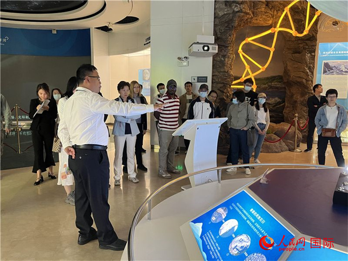 中外記者在深圳大鵬半島國(guó)家地質(zhì)公園博物館參觀。人民網(wǎng)記者 陳思攝