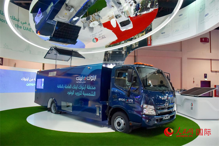 阿聯(lián)酋國家石油公司發(fā)布的電動運油卡車。該卡車用光伏板和電池驅動，但主要目的是輸送汽油。   人民網 塔里克·易卜拉欣攝