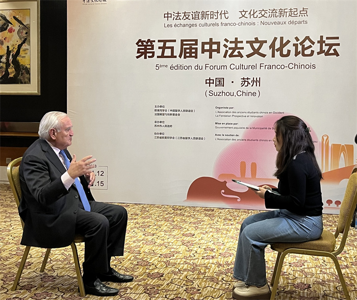 法國前總理、法國展望與創(chuàng)新基金會主席讓-皮埃爾·拉法蘭接受人民網(wǎng)的采訪。（國際在線供圖）