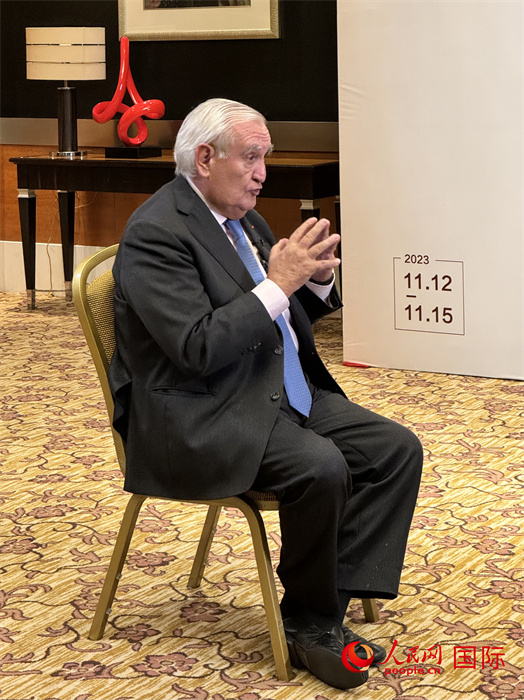 法國前總理、法國展望與創(chuàng)新基金會主席讓-皮埃爾·拉法蘭接受人民網(wǎng)的采訪。（人民網(wǎng) 謝瑩攝）