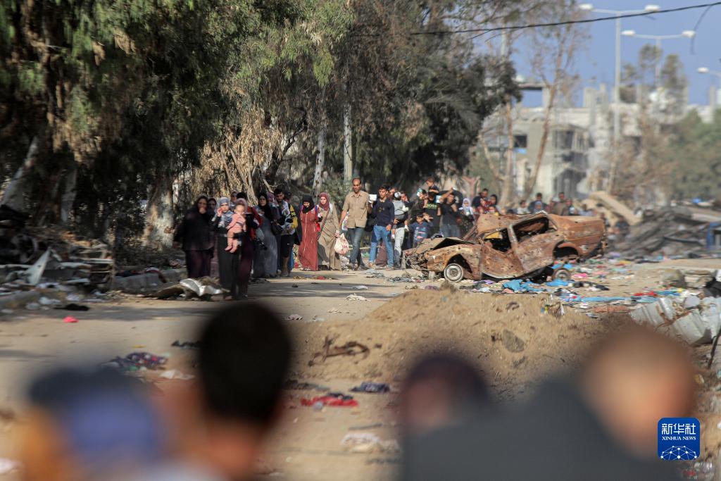 11月18日，在加沙地帶南部地區(qū)，巴勒斯坦人向南遷移。