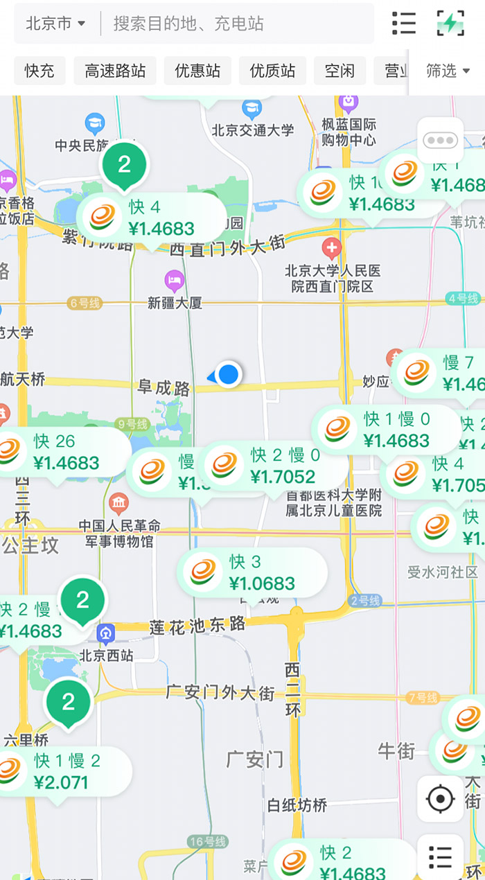 中新財經(jīng)查詢相關(guān)充電APP發(fā)現(xiàn)，電價平峰時段，快充樁的價格普遍在1.4元度左右。