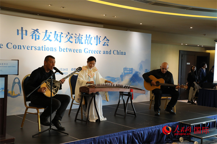 中希藝術(shù)家用古箏和布祖基琴演奏希臘著名歌曲《比雷埃夫斯的孩子》。   人民網(wǎng)記者 謝亞宏攝