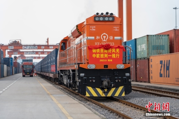 資料圖：河南鄭州，一列滿載貨物的中歐班列(鄭州)從中國鐵路鄭州局集團有限公司圃田車站駛出，開往德國漢堡。<a target='_blank' href='/'><p  align=