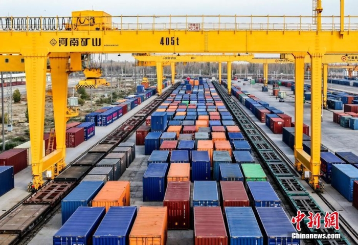 資料圖：霍爾果斯鐵路口岸有序排列的集裝箱。(無人機照片)<a target='_blank' href='/' ><p  align=