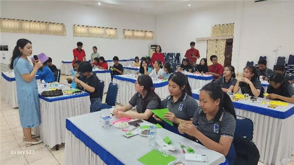 巴陵康孔子學(xué)院中方院長朱敏霞講解中國的二十四節(jié)氣。主辦方供圖