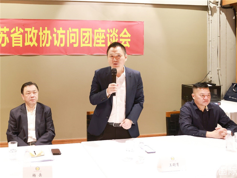 中國駐里約總領(lǐng)館副總領(lǐng)事王尉育（中）在座談會上致辭。人民網(wǎng)記者 陳海琪攝